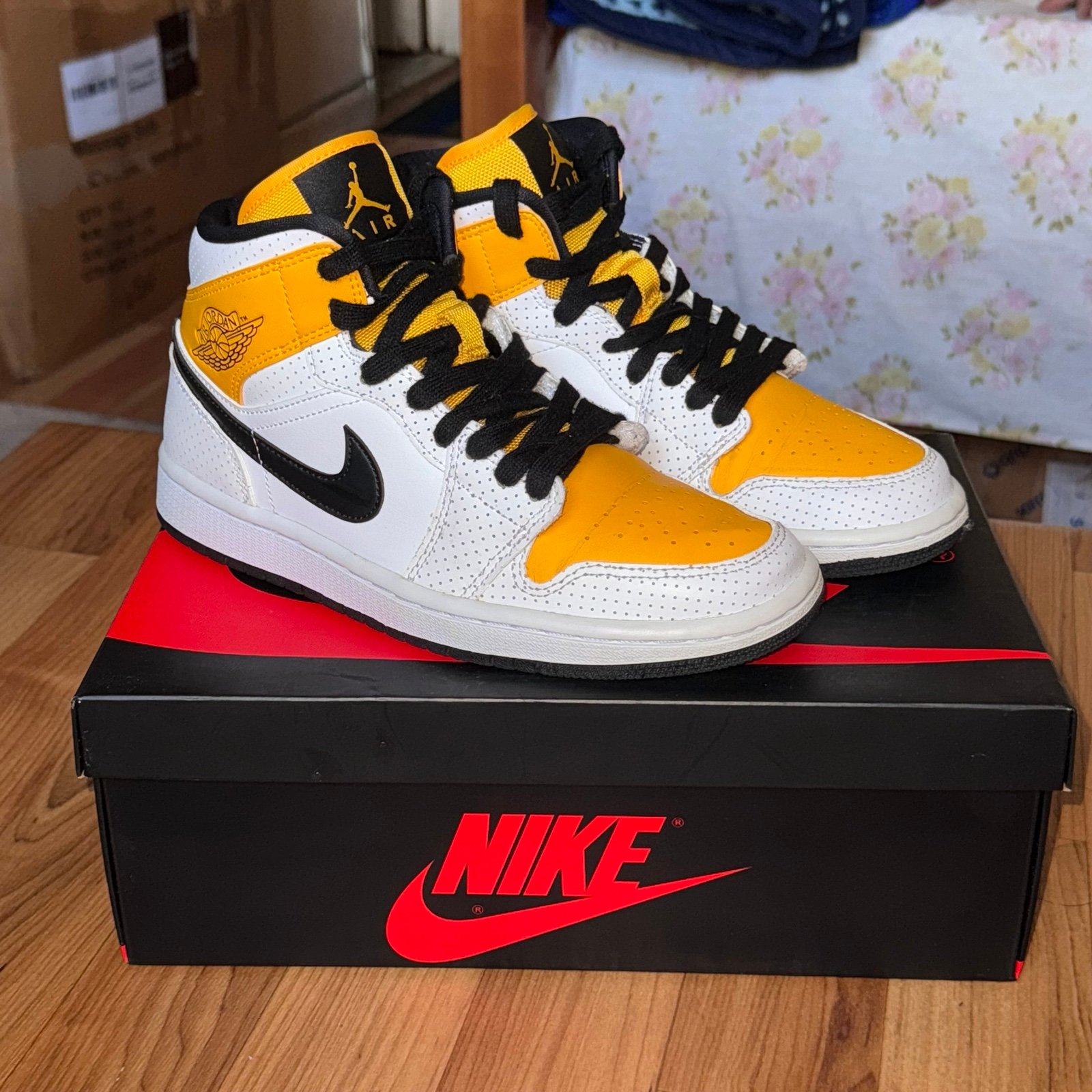 Nike Air Jordan 1 Mid Perforated White University Gold Women's Sz 7 Bq6472-107
